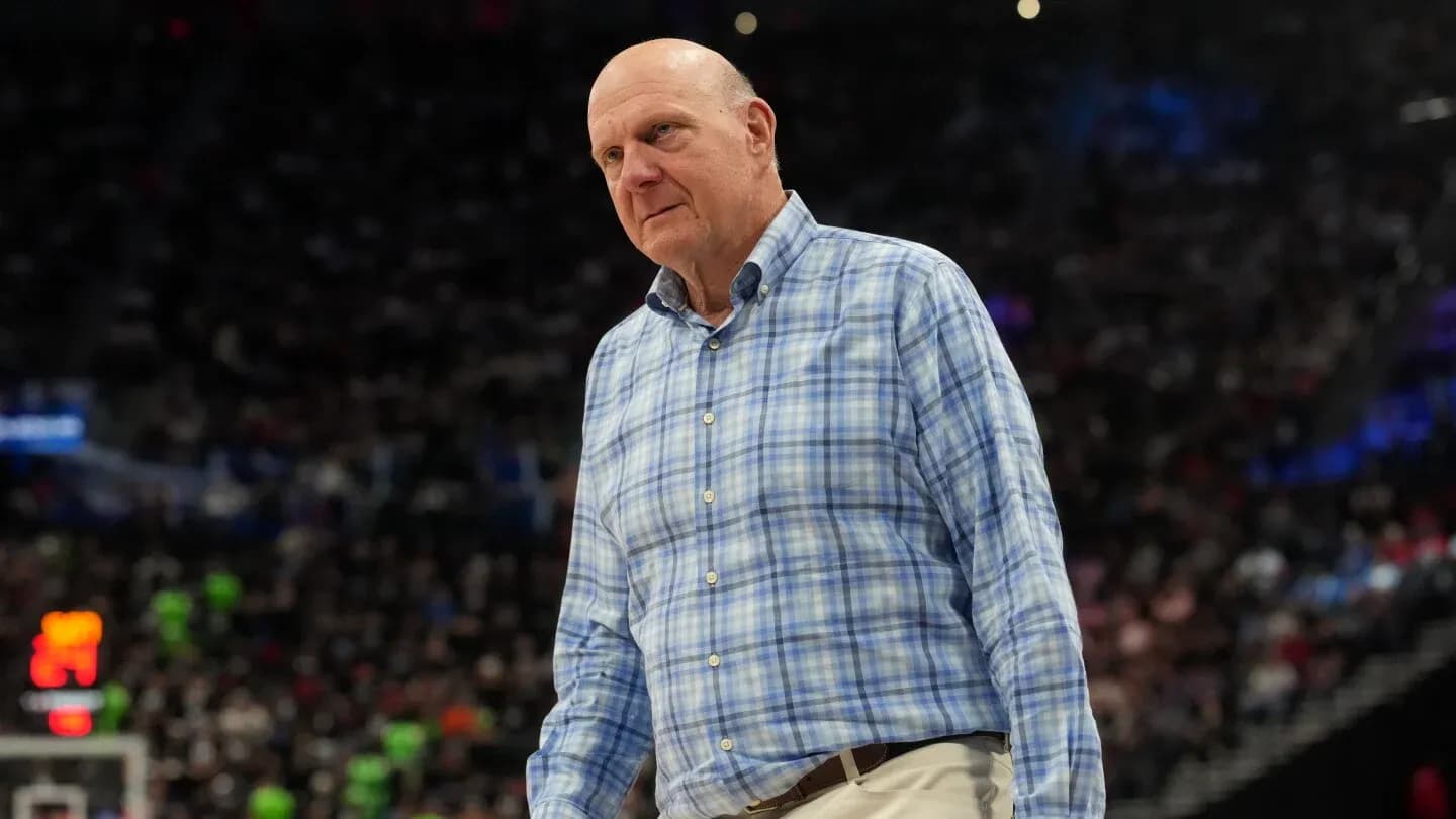 Hombre con camisa de cuadros en cancha de baloncesto
