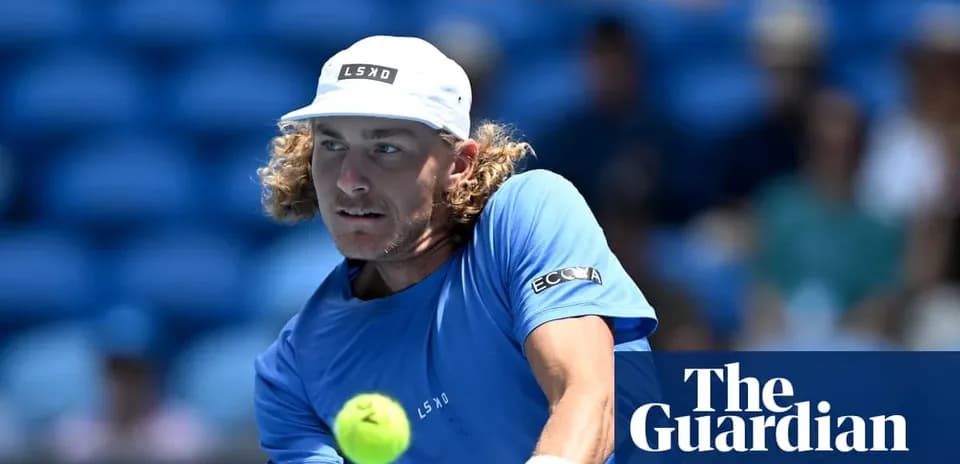 Jugador de tenis golpeando una pelota en la cancha