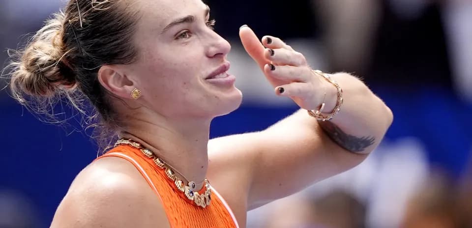 Jugadora de tenis saludando después del partido