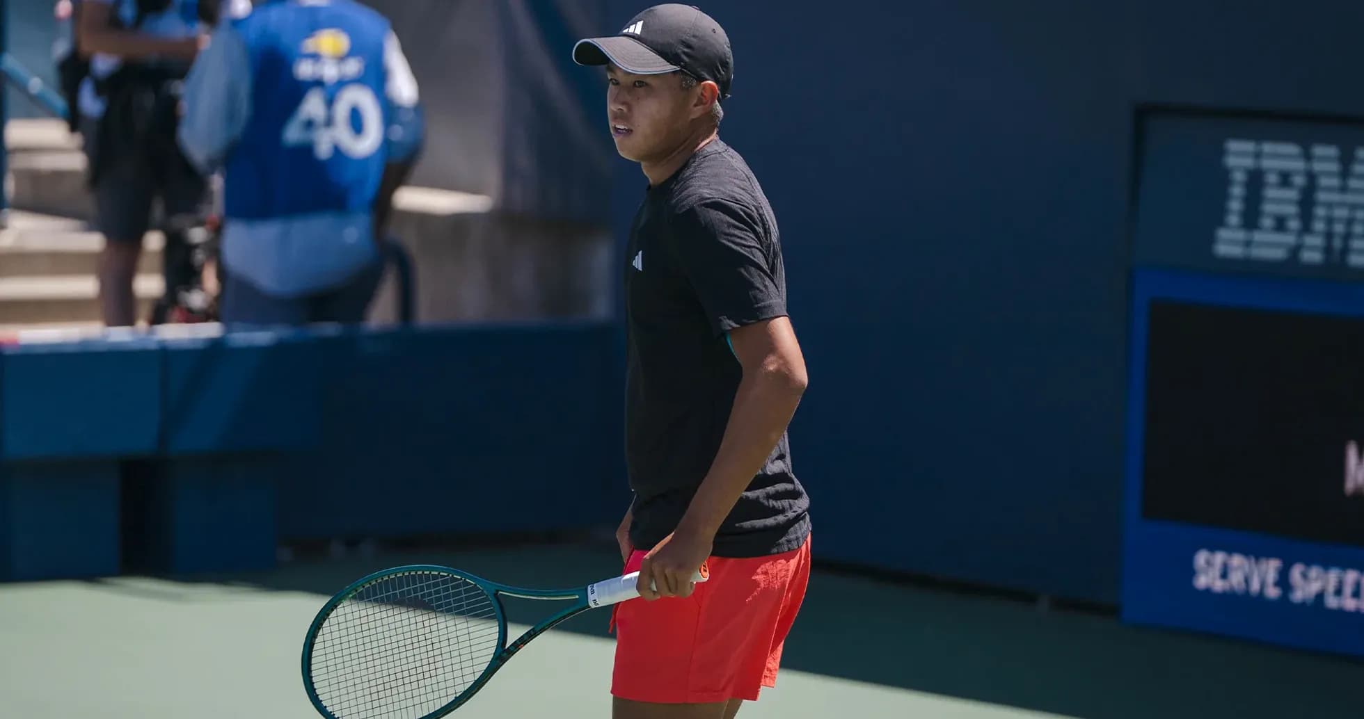 Jugador de tenis sosteniendo una raqueta en la cancha