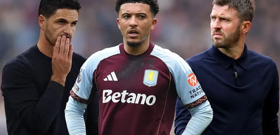 Tres hombres en el campo, uno en uniforme de Aston Villa