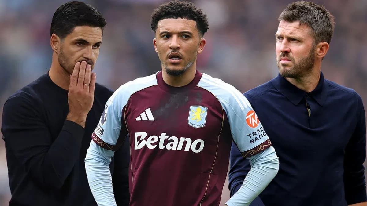 Tres hombres en el campo, uno en uniforme de Aston Villa
