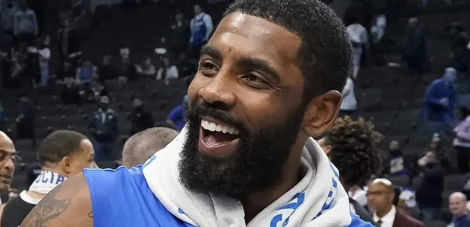 Jugador sonriendo tras un partido de baloncesto