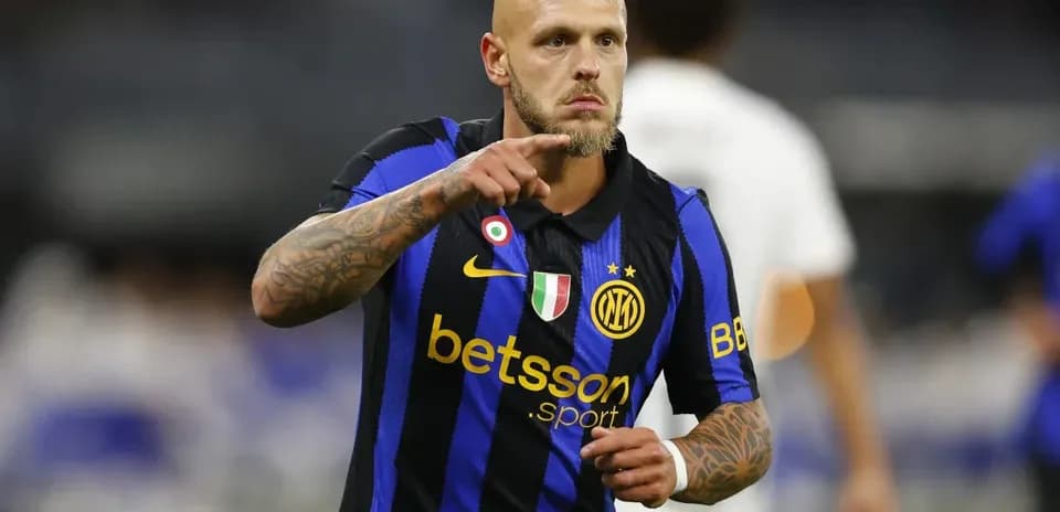 Jugador de Inter de Milán señalando durante el partido