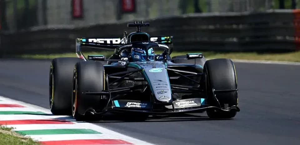 Coche de Fórmula 1 en curva con bandera italiana