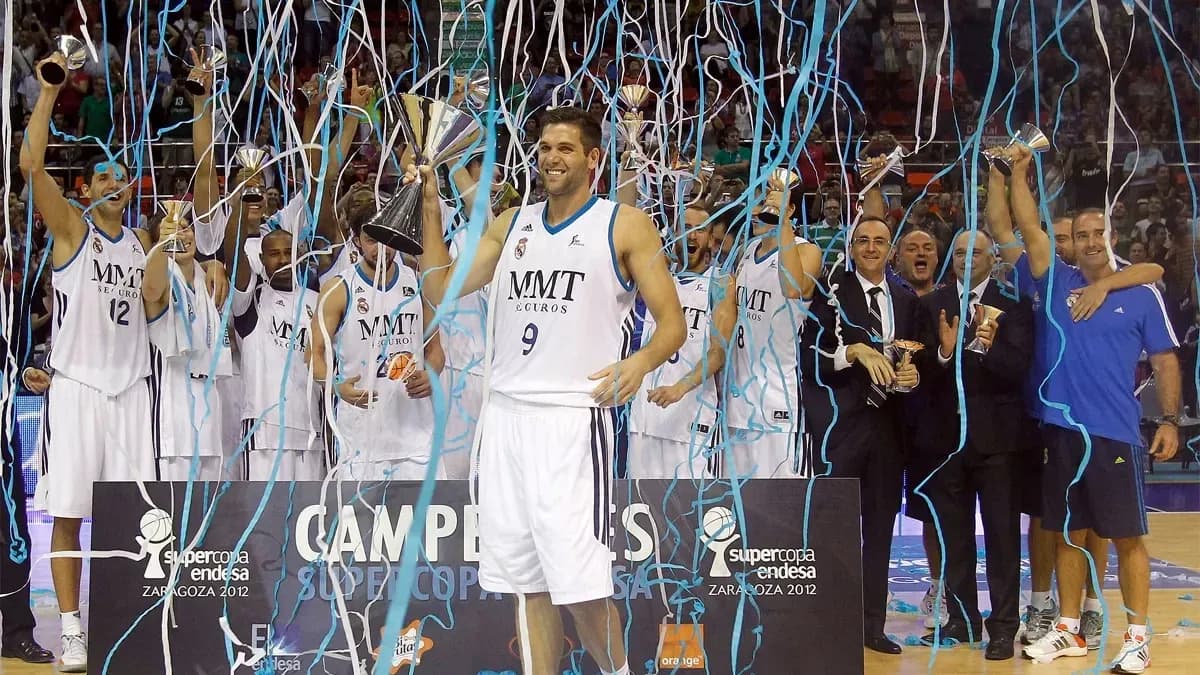 Jugadores de baloncesto celebrando un campeonato con trofeos