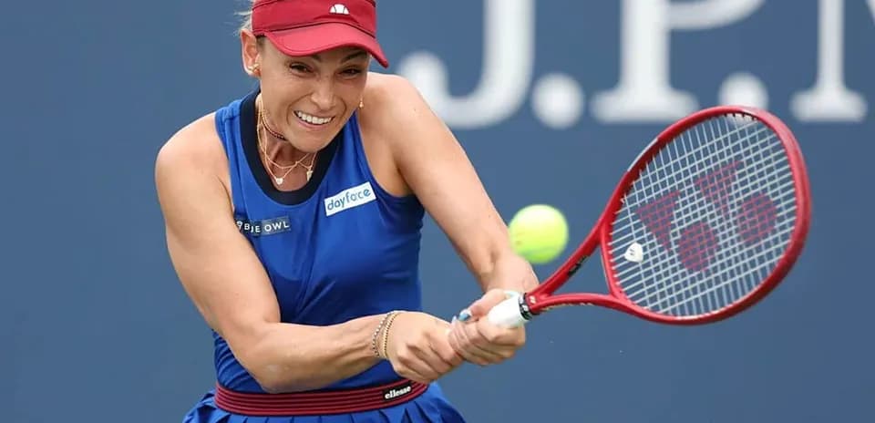 Jugadora de tenis golpeando una pelota en partido