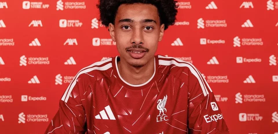 Jugador de Liverpool firmando contrato en rueda de prensa