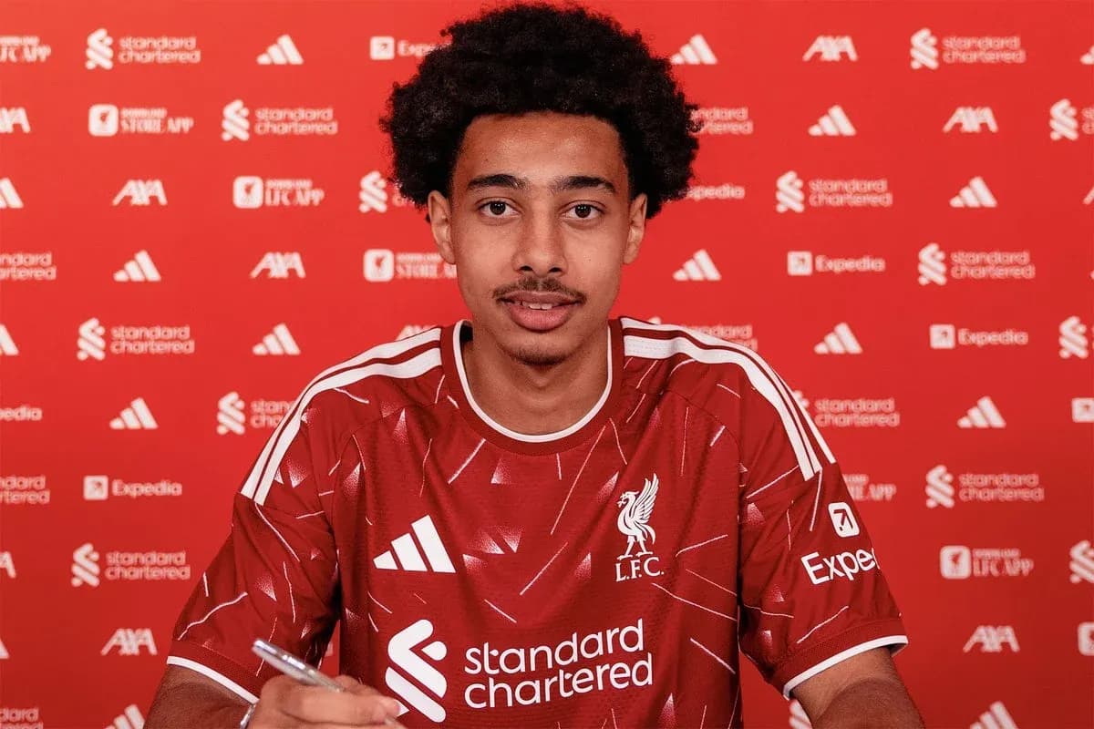 Jugador de Liverpool firmando contrato en rueda de prensa