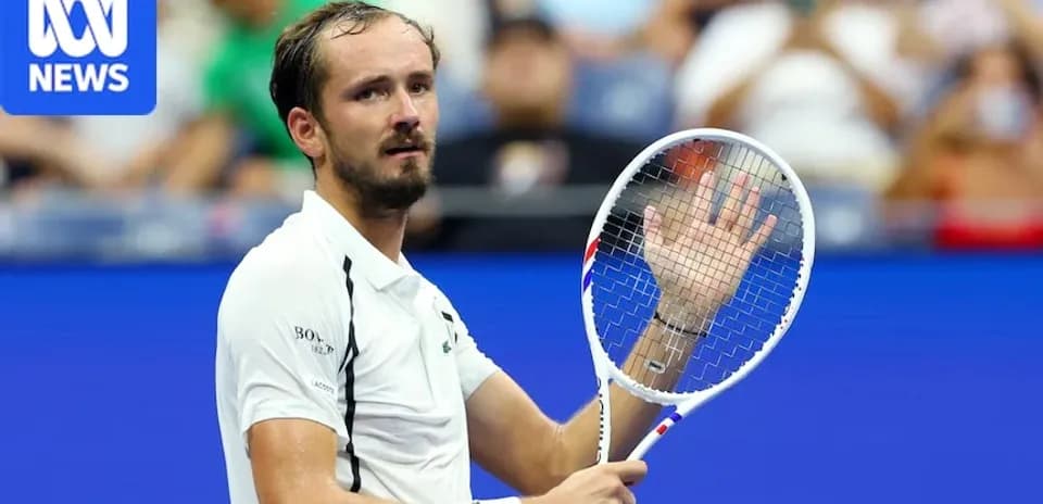 Daniil Medvedev saludando tras un partido de tenis