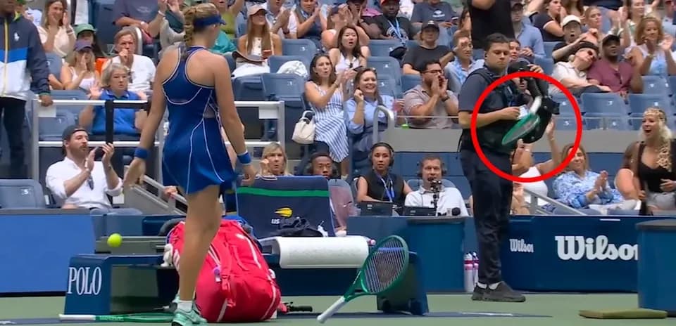 Jugadora de tenis recibiendo aplausos del público