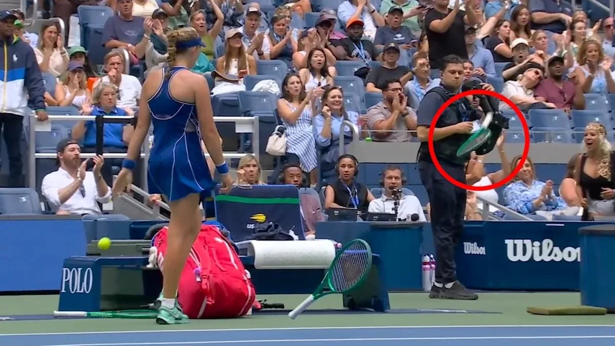 Jugadora de tenis recibiendo aplausos del público