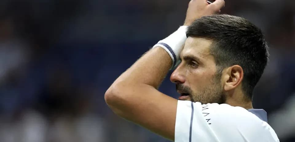 Tenista ajustándose la muñequera durante el partido
