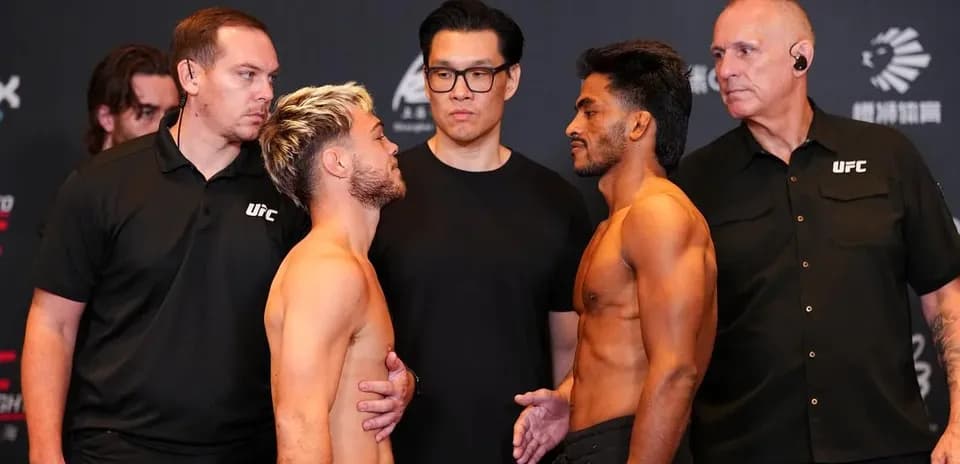 Dos peleadores en el pesaje antes de la pelea