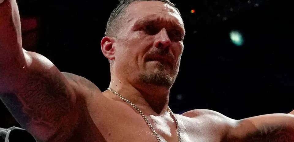 Boxeador levantando los brazos tras la victoria