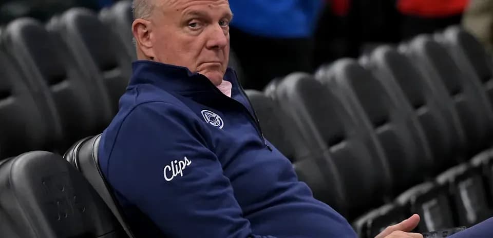 Hombre sentado en la grada con chaqueta de Clips