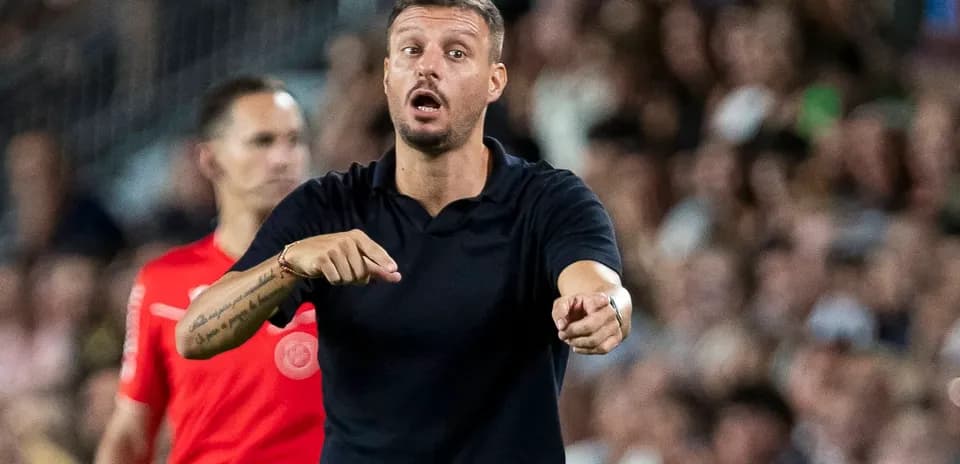 Entrenador dirigiendo instrucciones en el partido