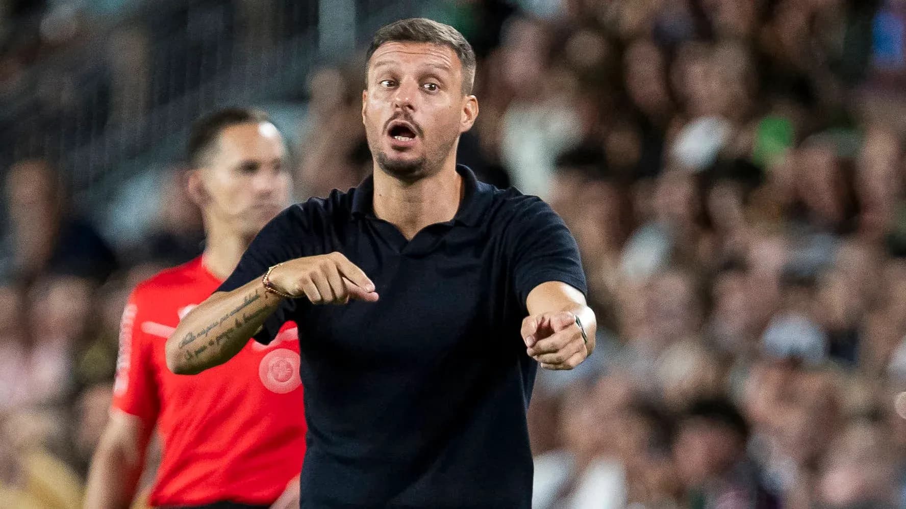 Entrenador dirigiendo instrucciones en el partido