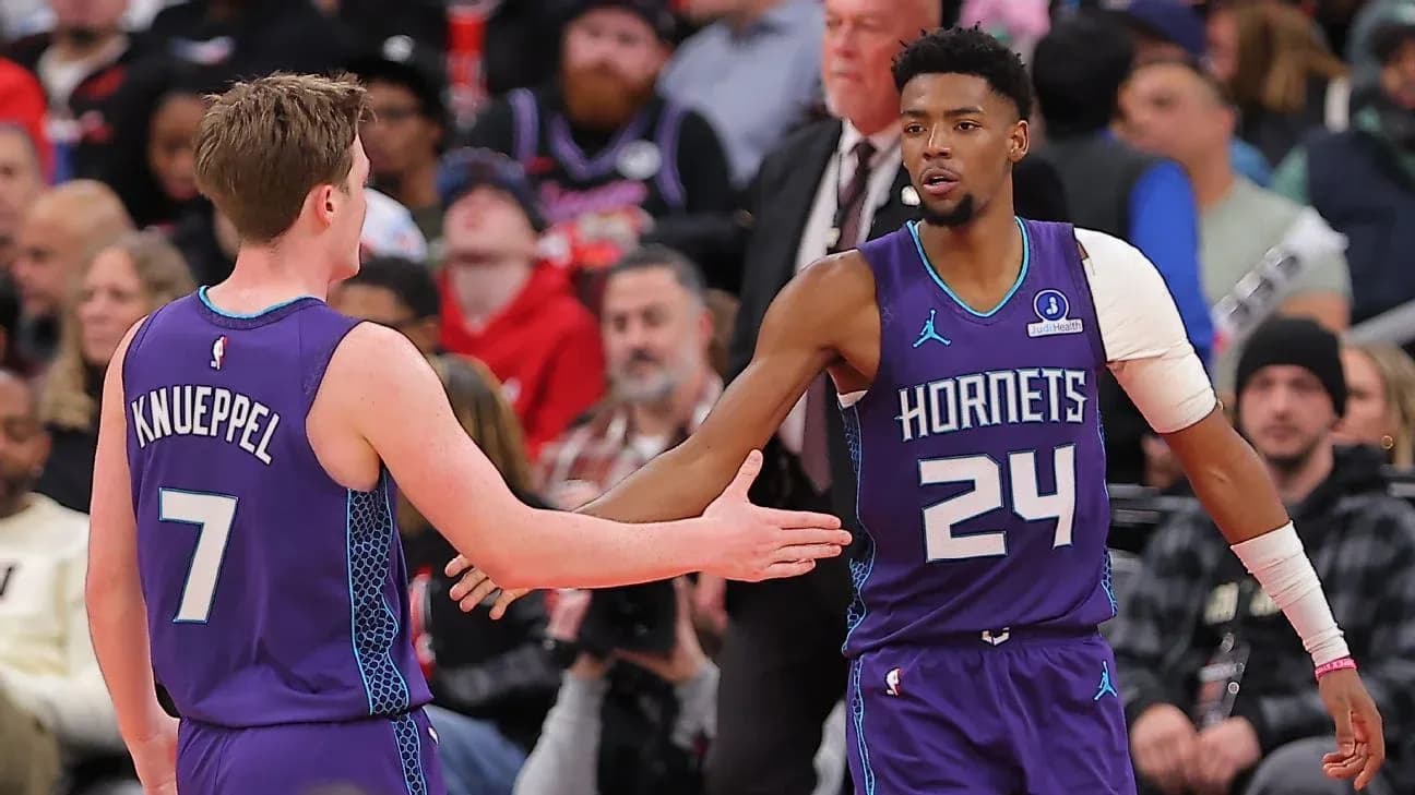 Jugadores de Hornets chocando manos durante el partido