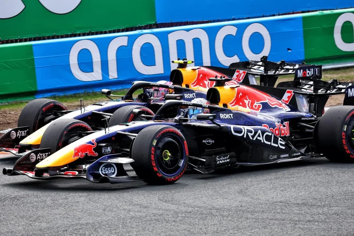 Dos coches de Red Bull compitiendo en la pista
