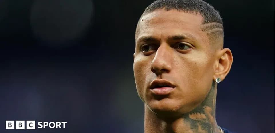 Jugador de fútbol con tatuajes y peinado corto