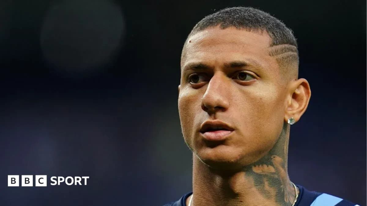 Jugador de fútbol con tatuajes y peinado corto
