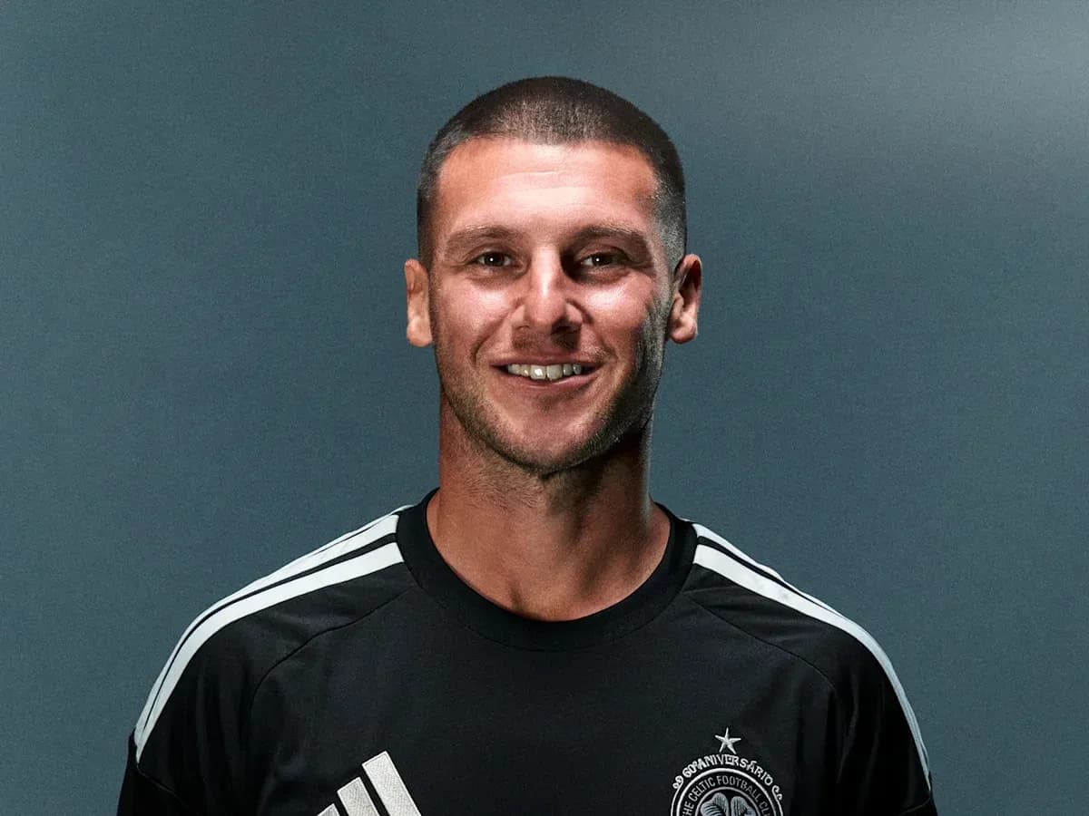 Jugador sonriendo en camiseta negra de equipo Jugador sonriendo en camiseta negra de equipo