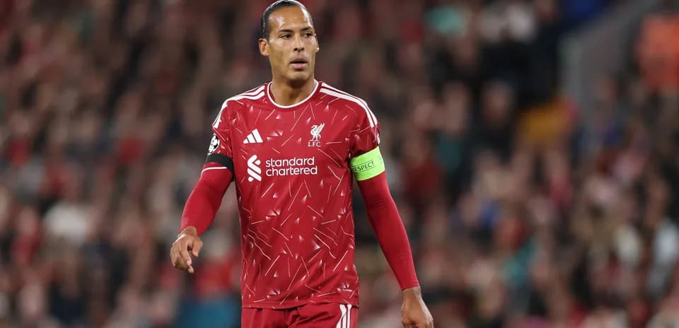 Jugador de Liverpool en acción durante el partido