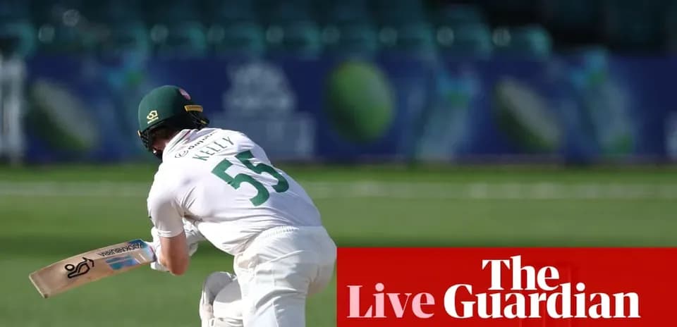 Jugador de cricket golpeando la pelota en el campo