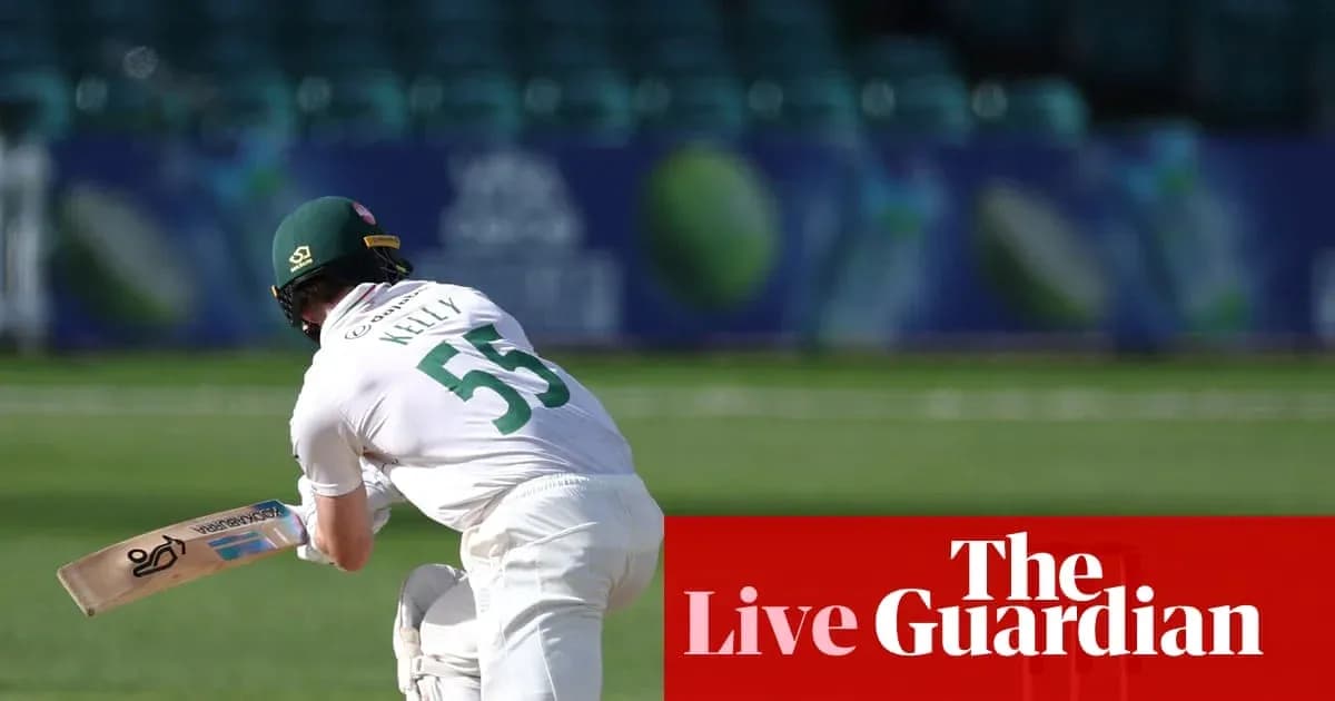 Jugador de cricket golpeando la pelota en el campo