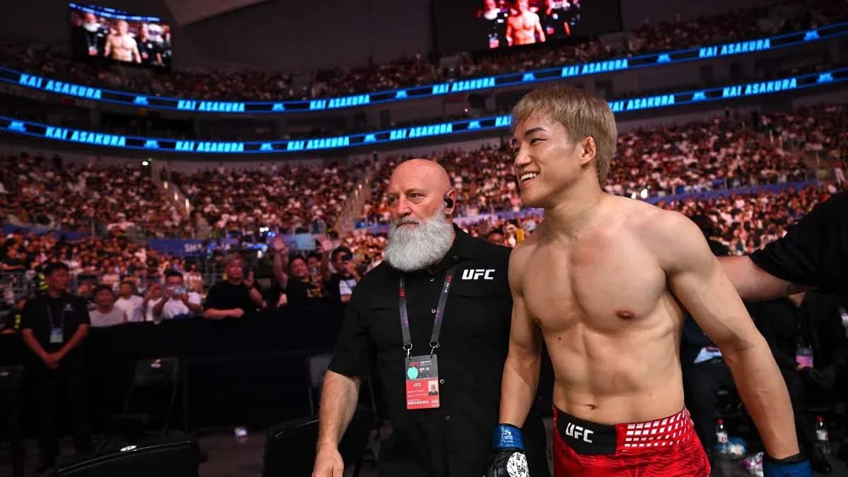Kai Asakura entrando al octágono con su equipo