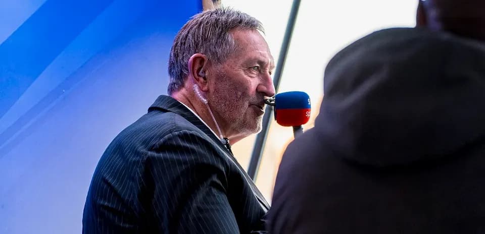 Presentador hablando en un evento deportivo
