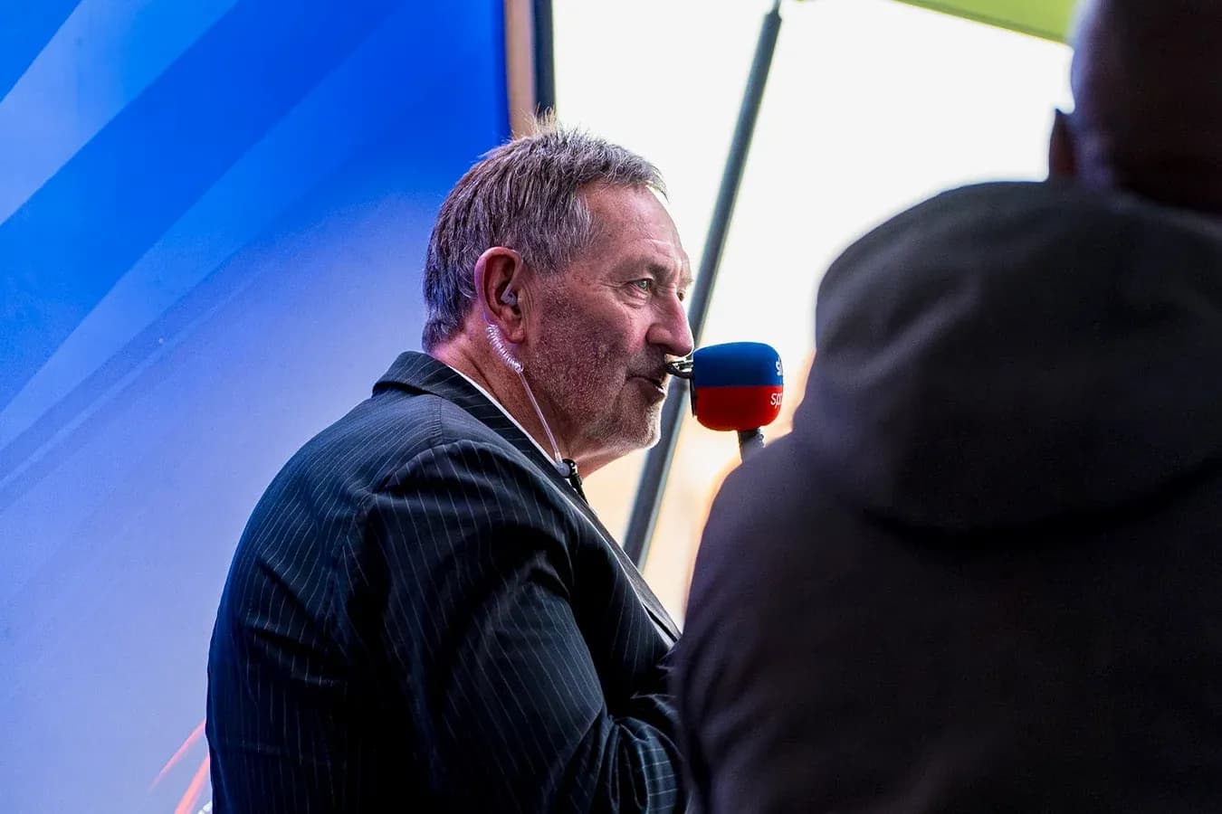 Presentador hablando en un evento deportivo