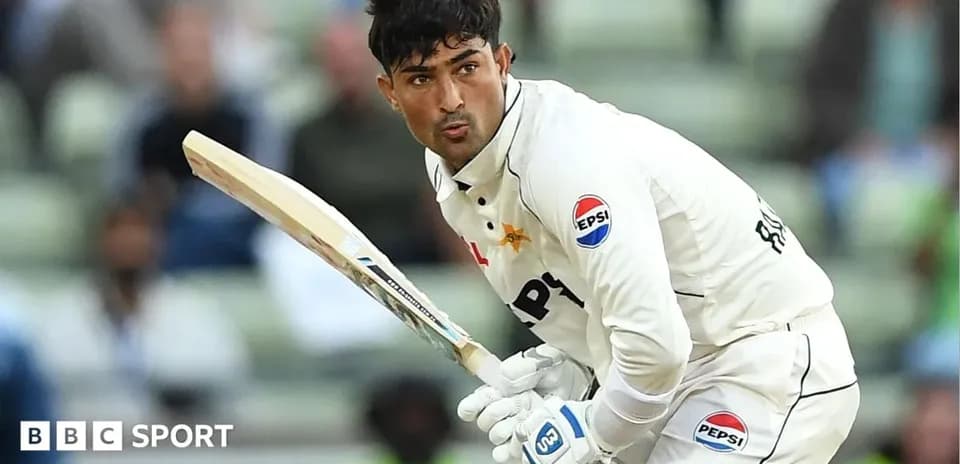 Jugador de cricket preparado para batear en el partido