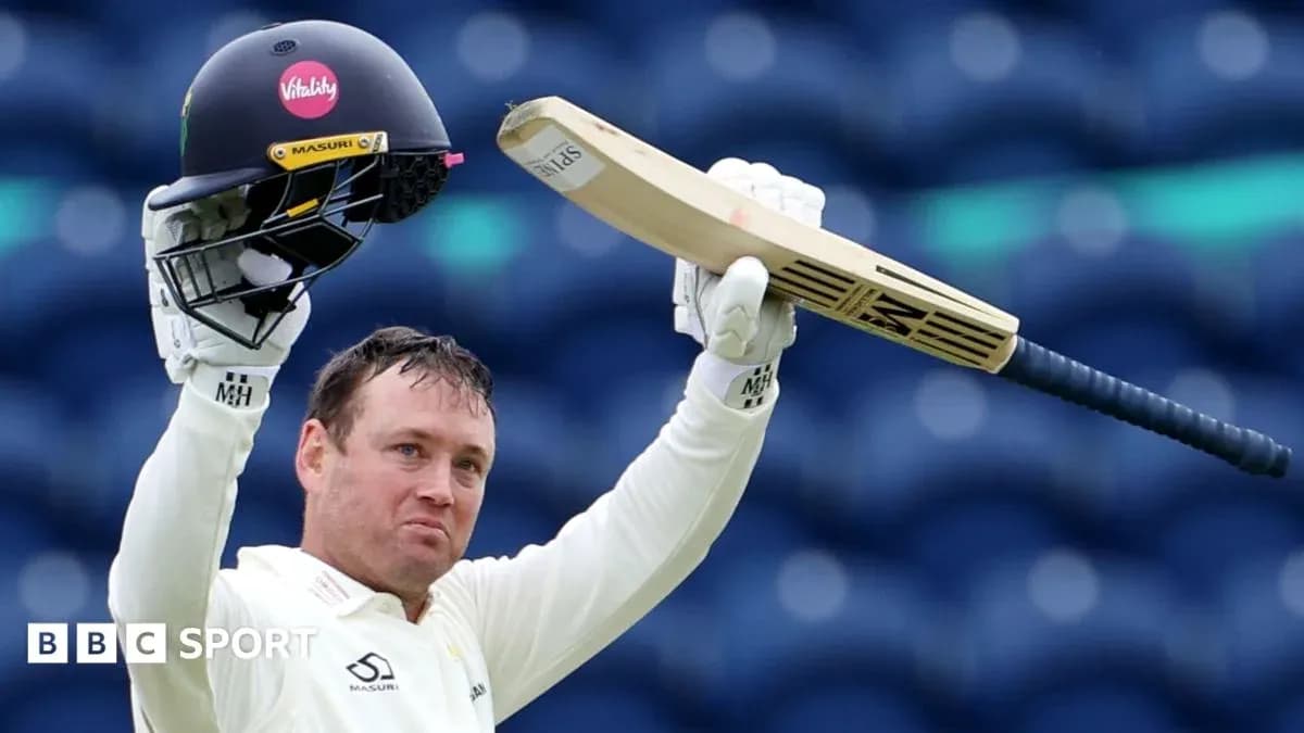 Jugador de cricket levantando casco y bate
