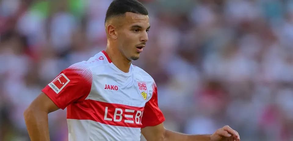 Jugador del Stuttgart corriendo durante un partido