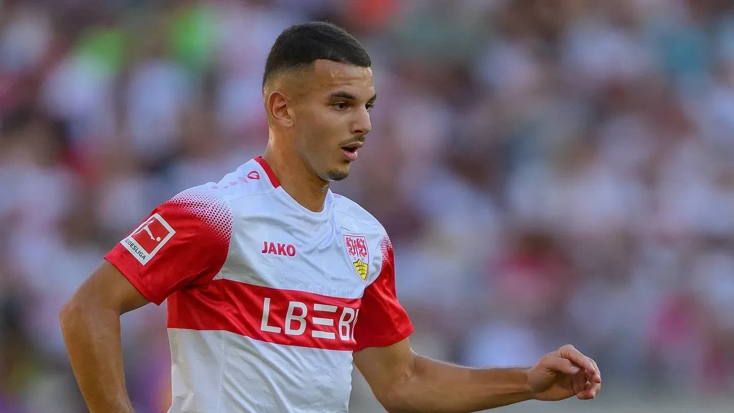 Jugador del Stuttgart corriendo durante un partido