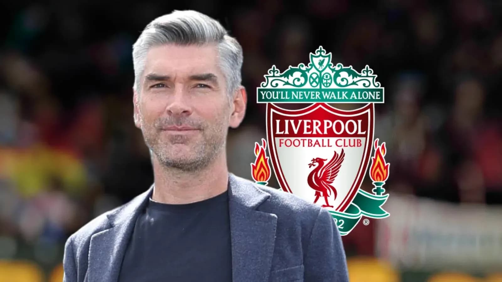 Hombre sonriendo con el logo del Liverpool FC detrás