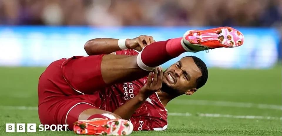 Jugador de Liverpool se lesiona en el campo