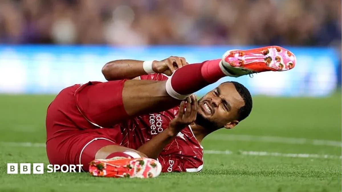 Jugador de Liverpool se lesiona en el campo