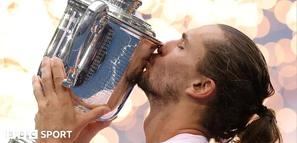 Jugador besando el trofeo tras ganar torneo