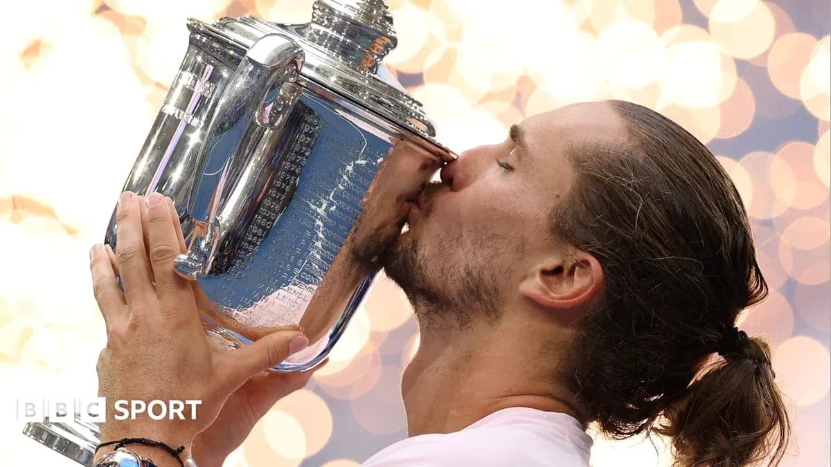 Jugador besando el trofeo tras ganar torneo