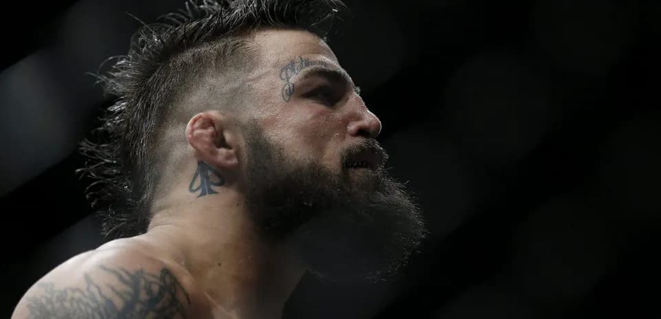 Luchador con barba y tatuajes en perfil
