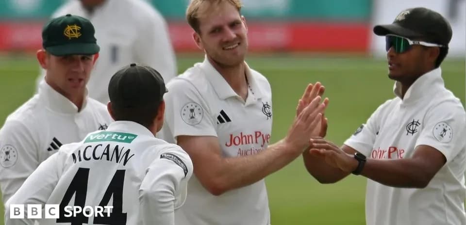 Jugadores de cricket celebrando un wicket en el campo