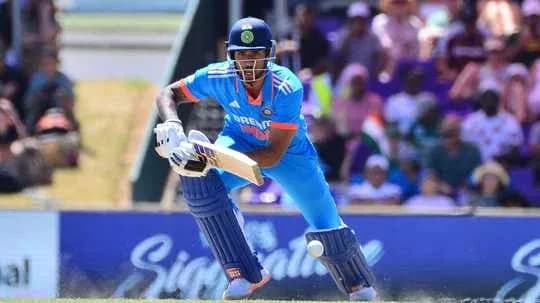 Jugador de cricket batiendo durante el partido