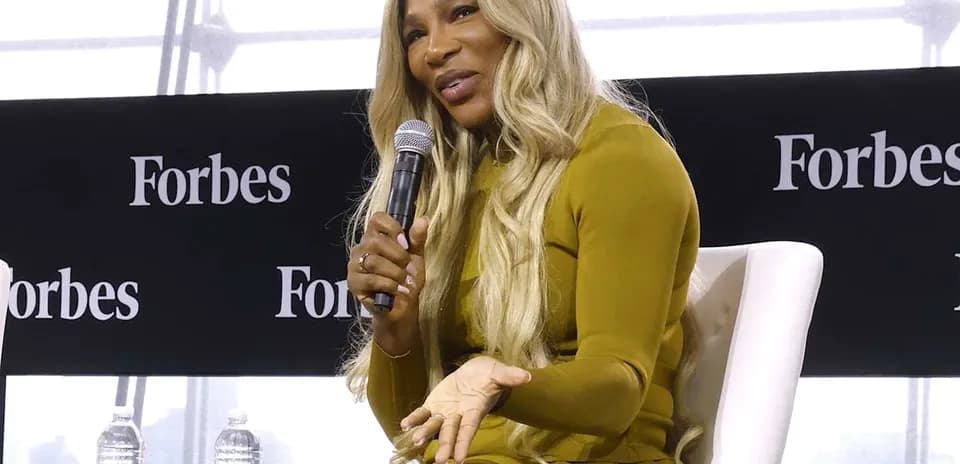 Mujer hablando en un evento de Forbes con micrófono
