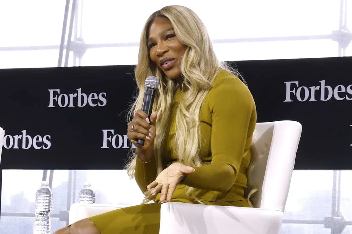Mujer hablando en un evento de Forbes con micrófono