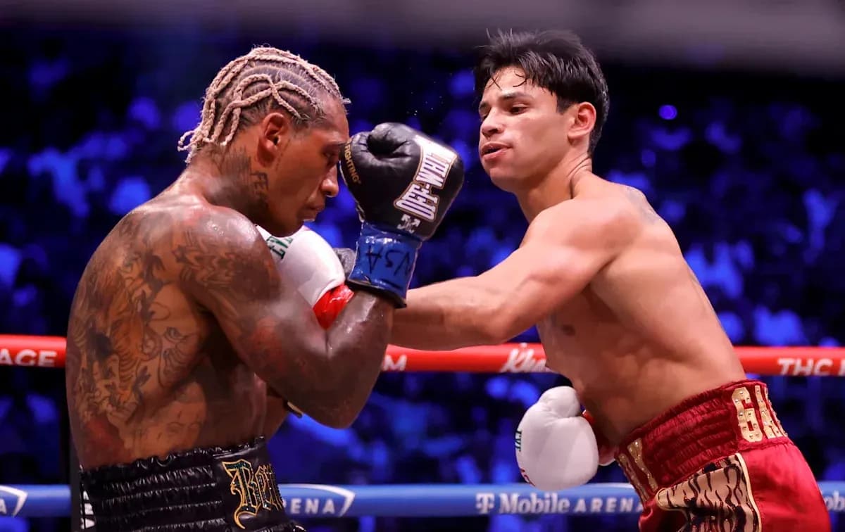 Boxeadores intercambiando golpes en el ring