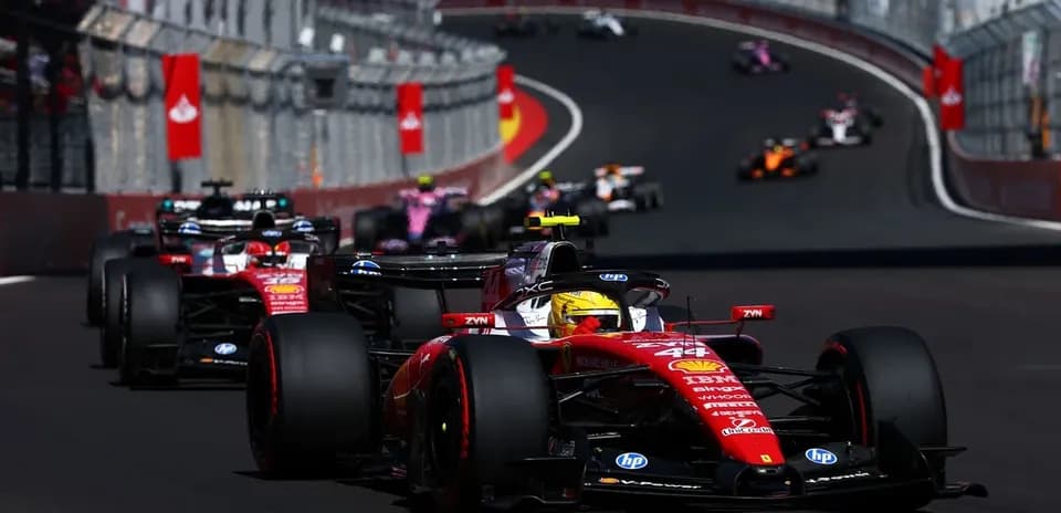 Varios autos de Fórmula 1 compitiendo en circuito