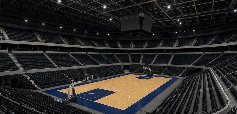 Cancha de baloncesto vacía en estadio moderno